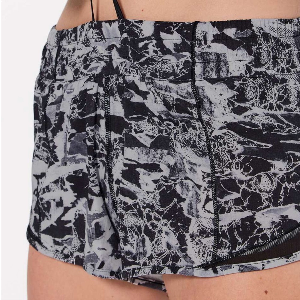 NWT Lululemon Hotty Hot Short II ITRL/BLK - Picture 3 of 8